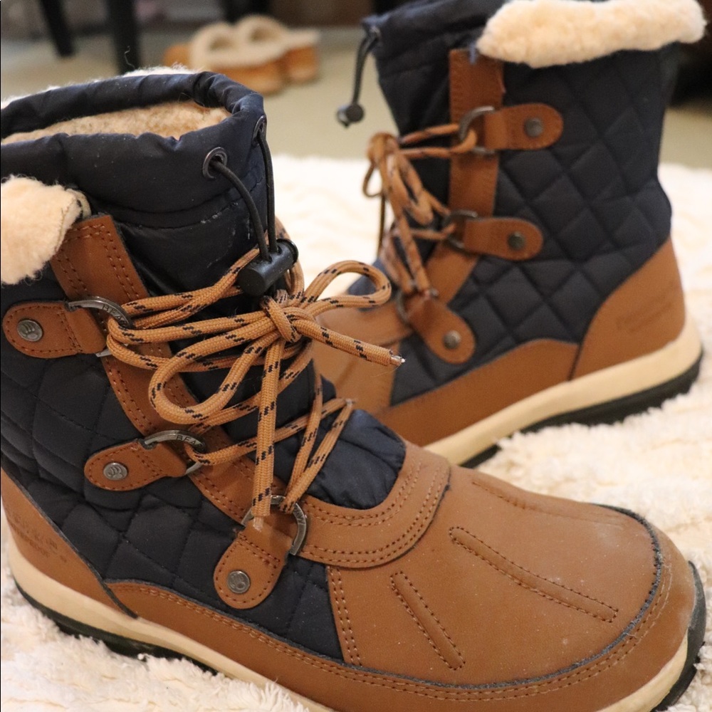 Size 9 bear paw snowboots